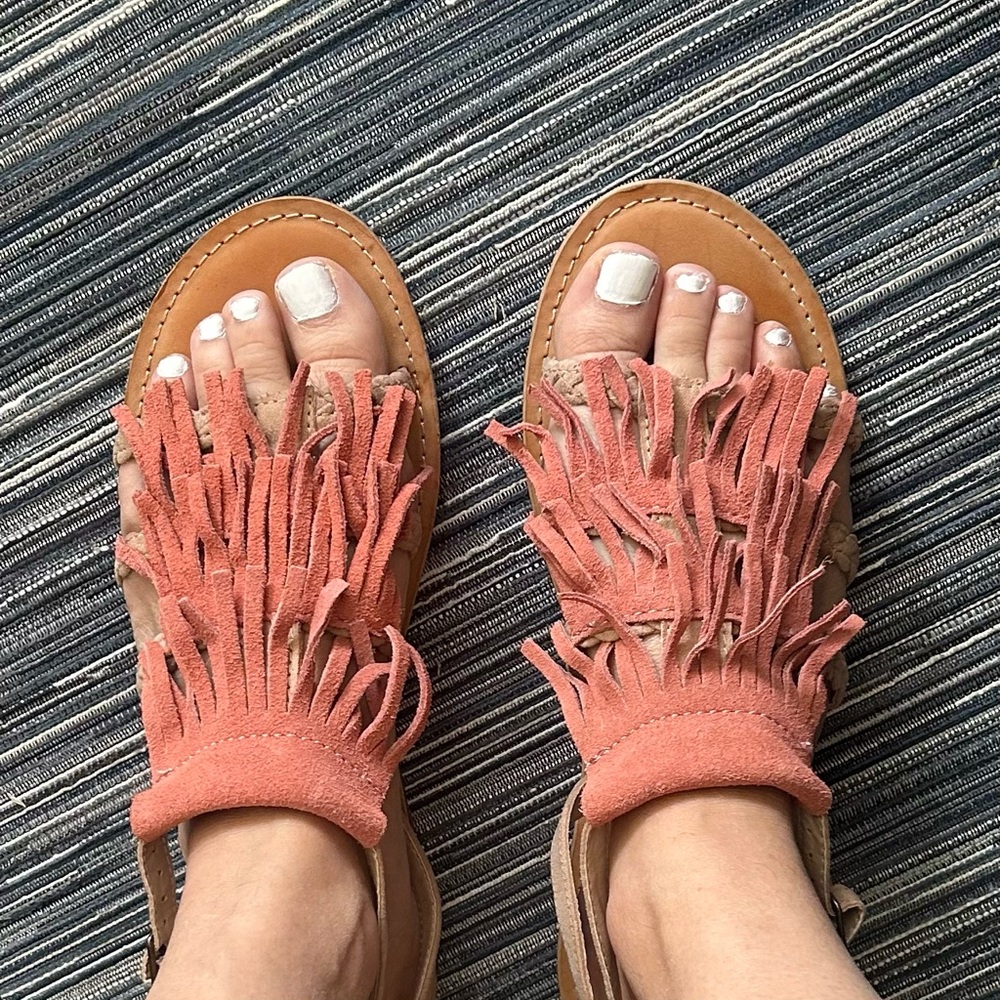 🆕American Eagle Outfitters Size 10 Women’s Flat Sandals with Pink Suede Fringes